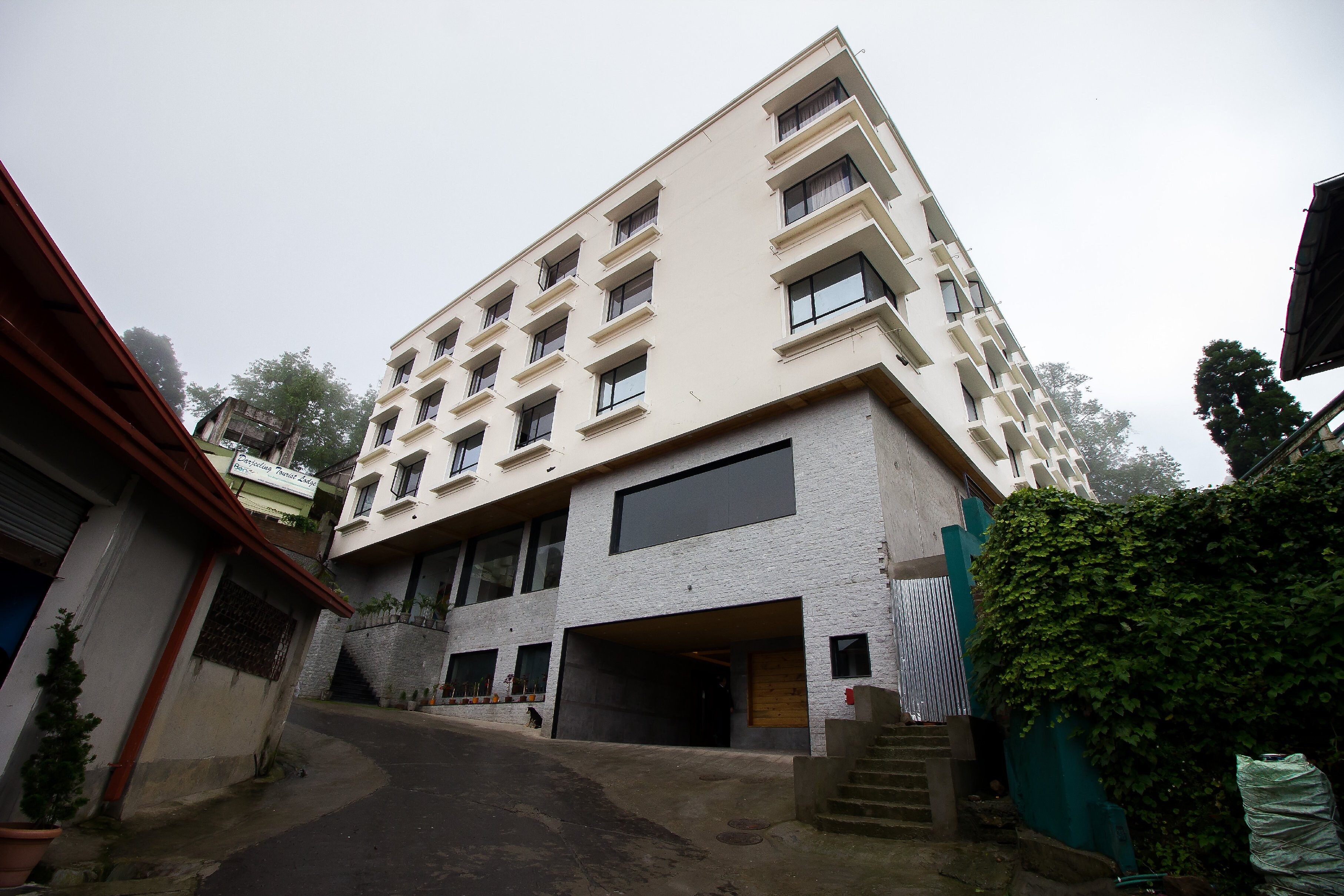 Sanderling Resort & spa Best Rates on Darjeeling Hotel Deals, Reviews