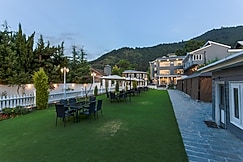 Hotel Grand Boulevard - Dal Lake View, Srinagar