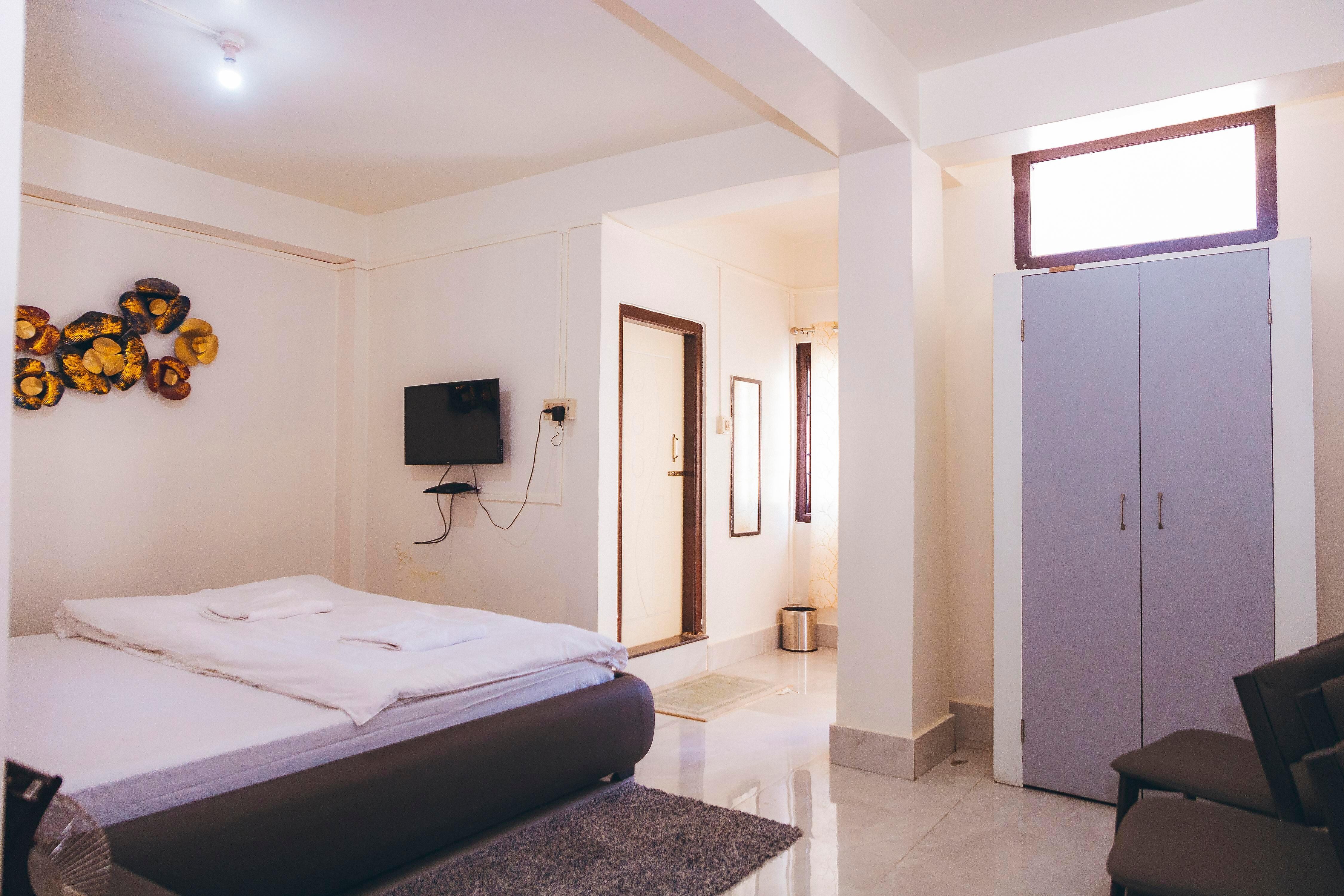 Hotel Dilli Phu - Tap to explore photos