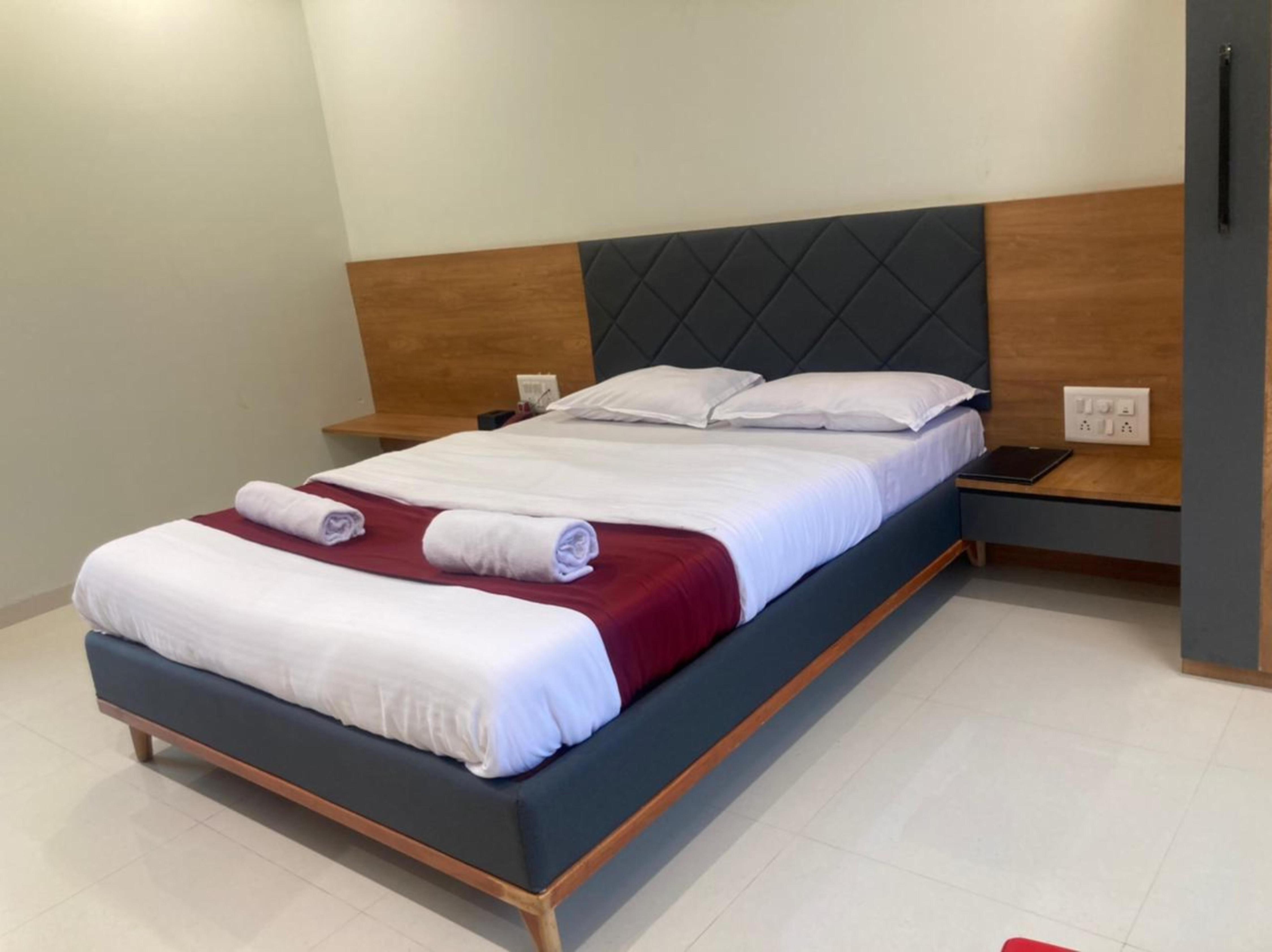 DELUXE AC DOUBLE ROOM 1