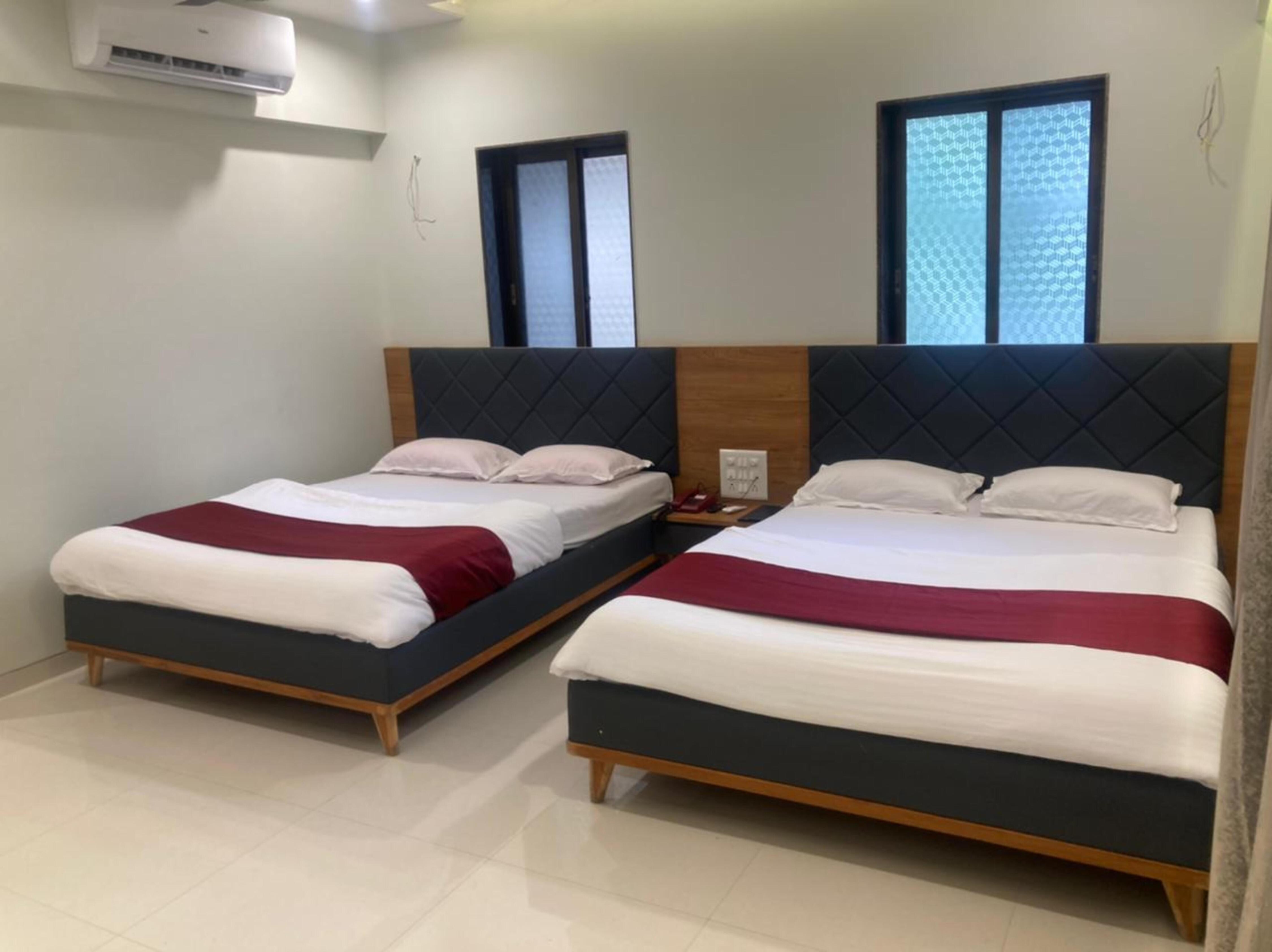 DELUXE AC FAMILY ROOM 1