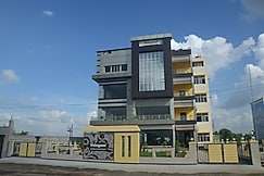  TRINAYANI  HOTEL & BANQUET, Siuri