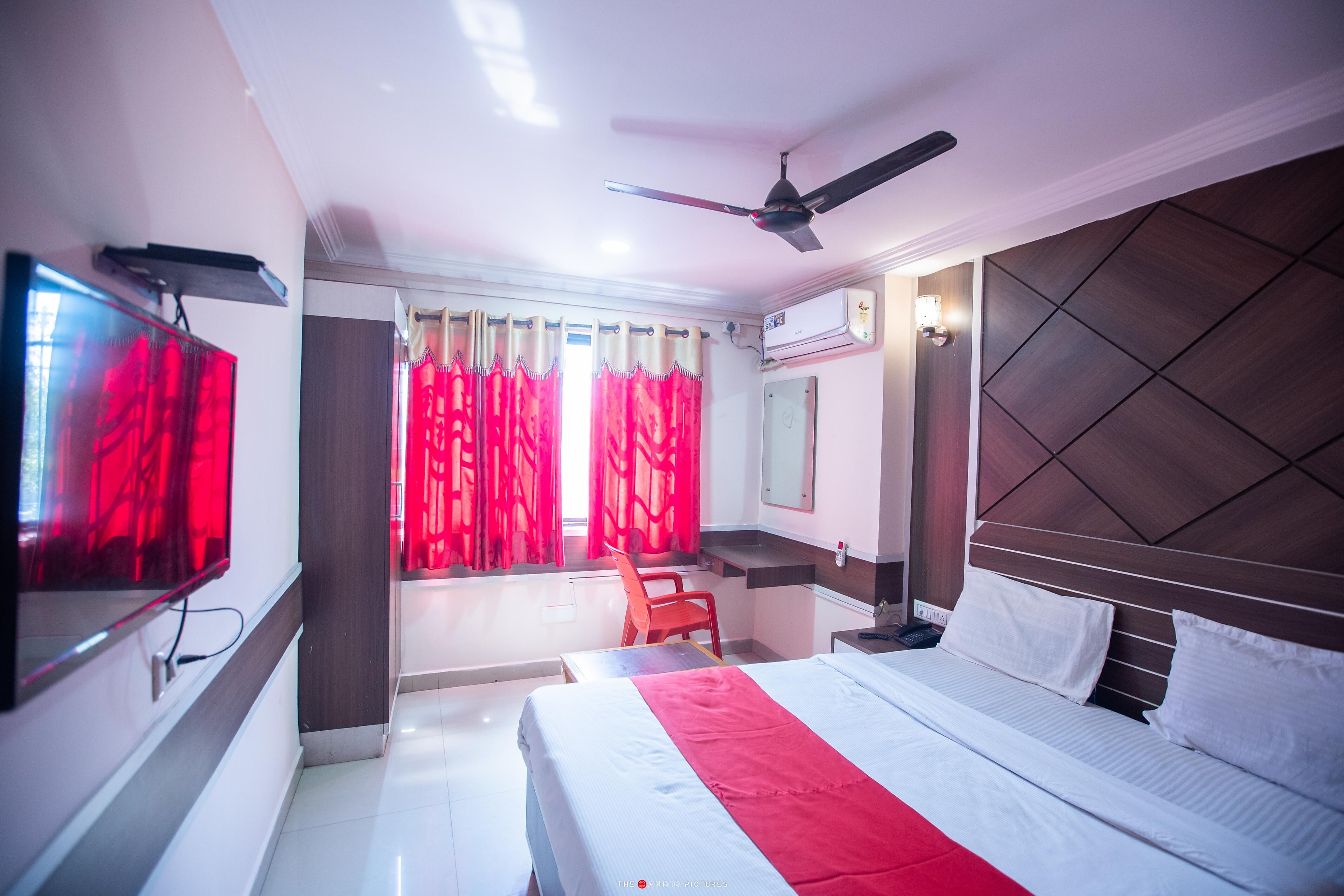 iROOMZ Sri Sai Comforts - Tap to explore photos