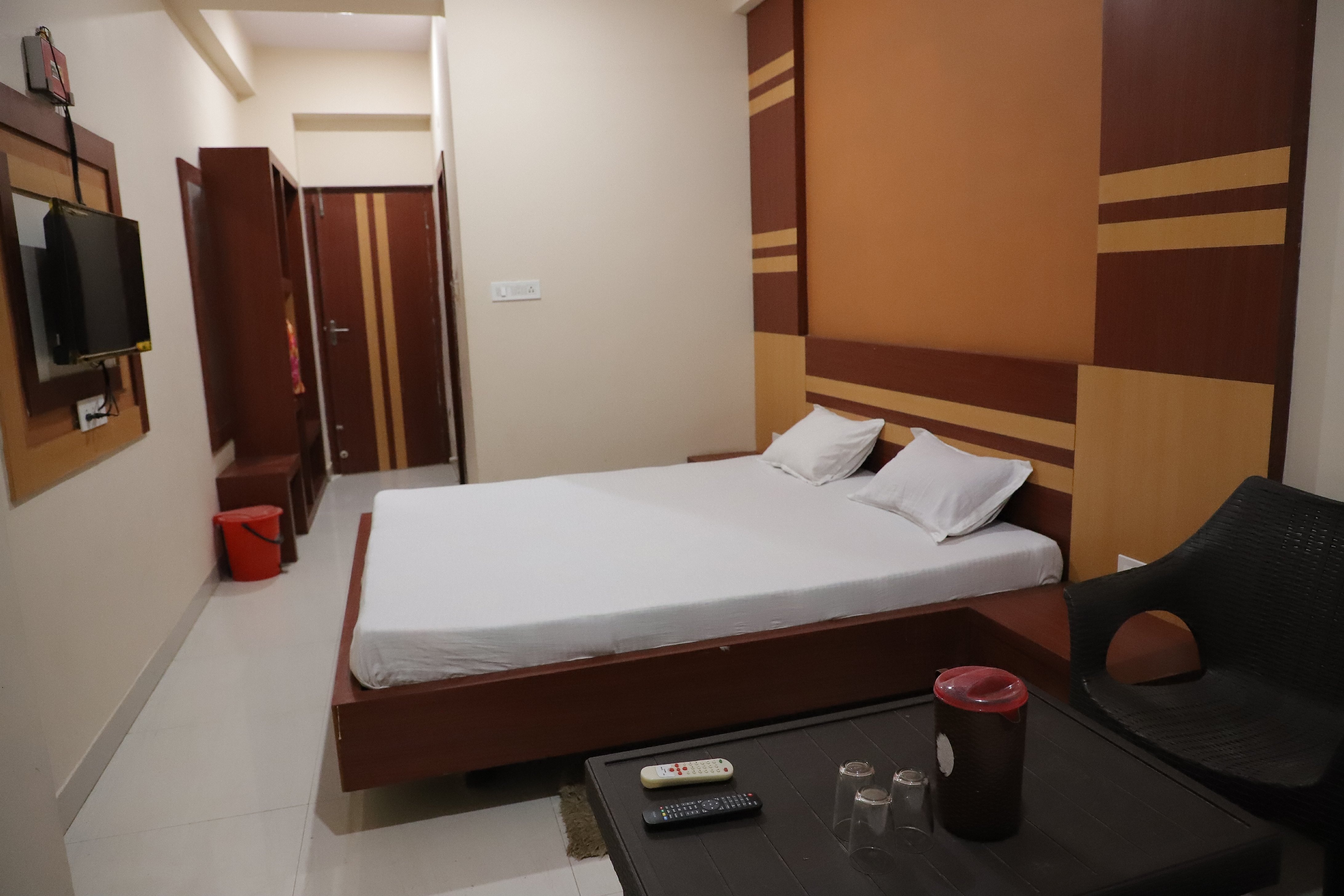 Hotel Shree Hari - Tap to explore photos
