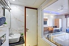 Hotel York Legacy 2 Min from New Delhi Railway Station & Connaught Palace, Delhi