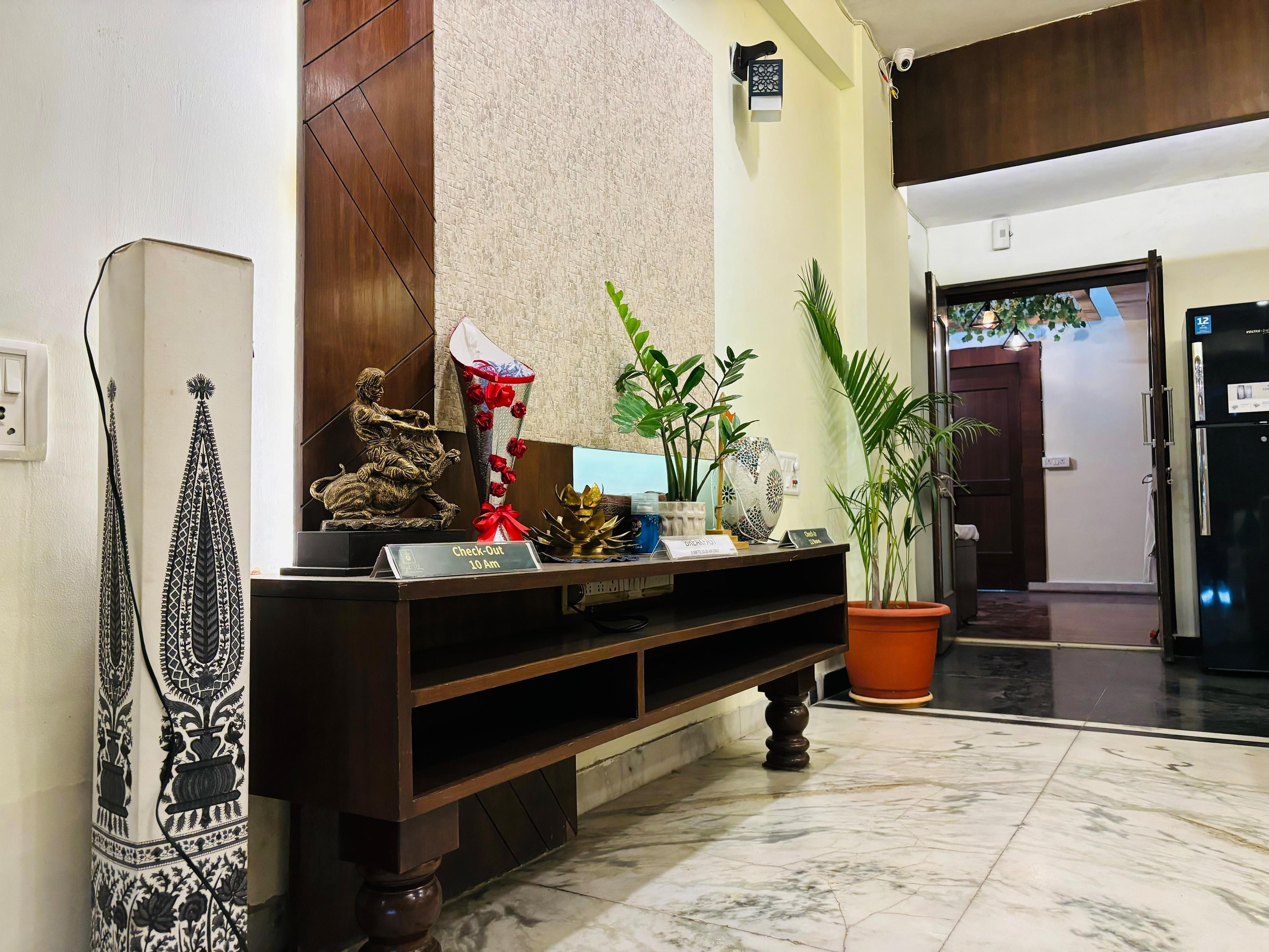Royal Palms Rental Apartments | Rooms & Caretaker 4