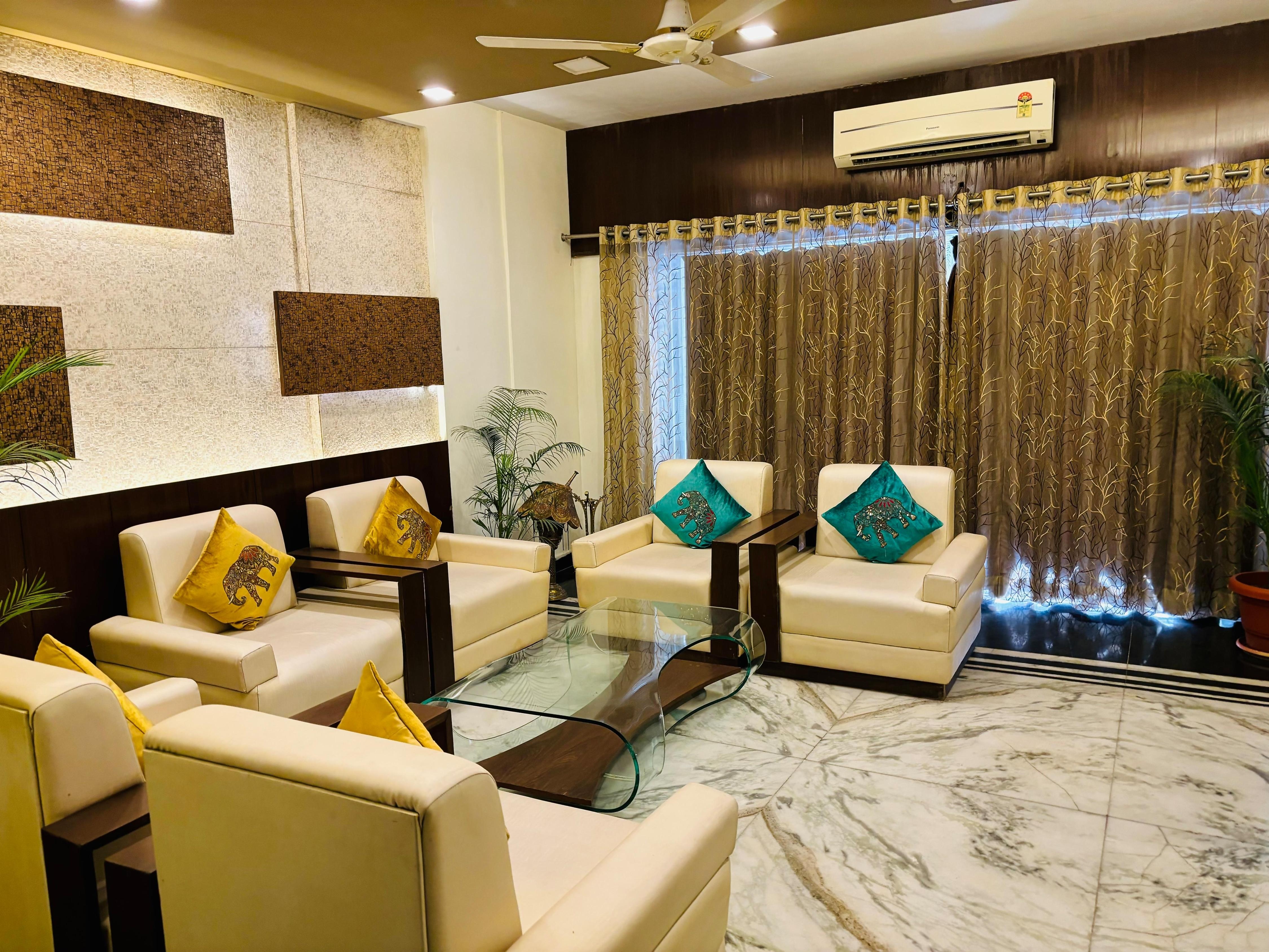 Royal Palms Rental Apartments | Rooms & Caretaker 3