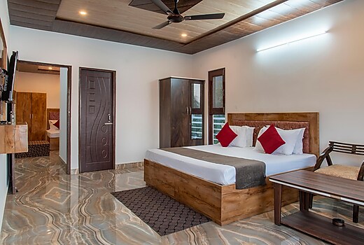 Pine Winds Villa | Rooms & Caretaker