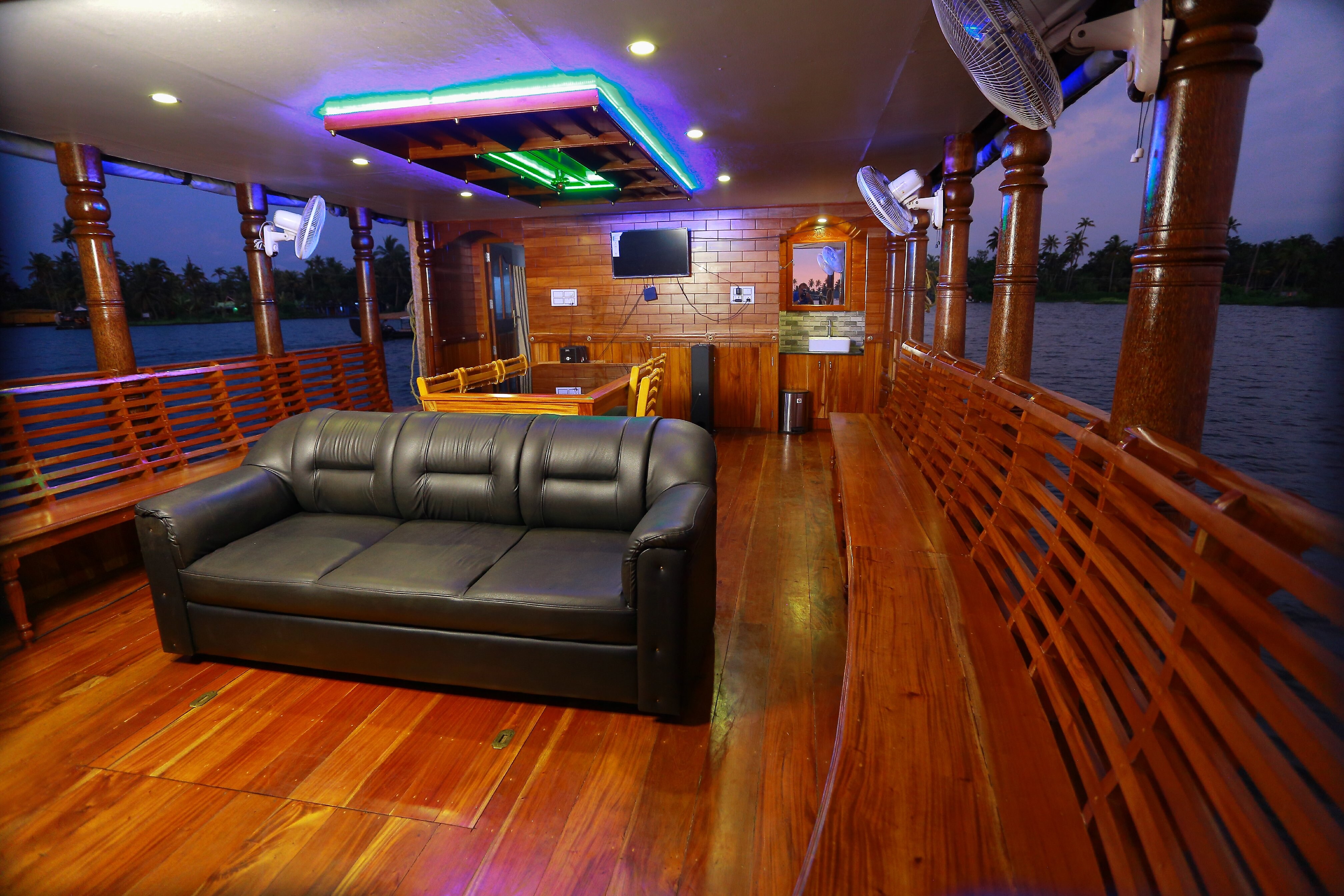 PMC Houseboat - Tap to explore photos