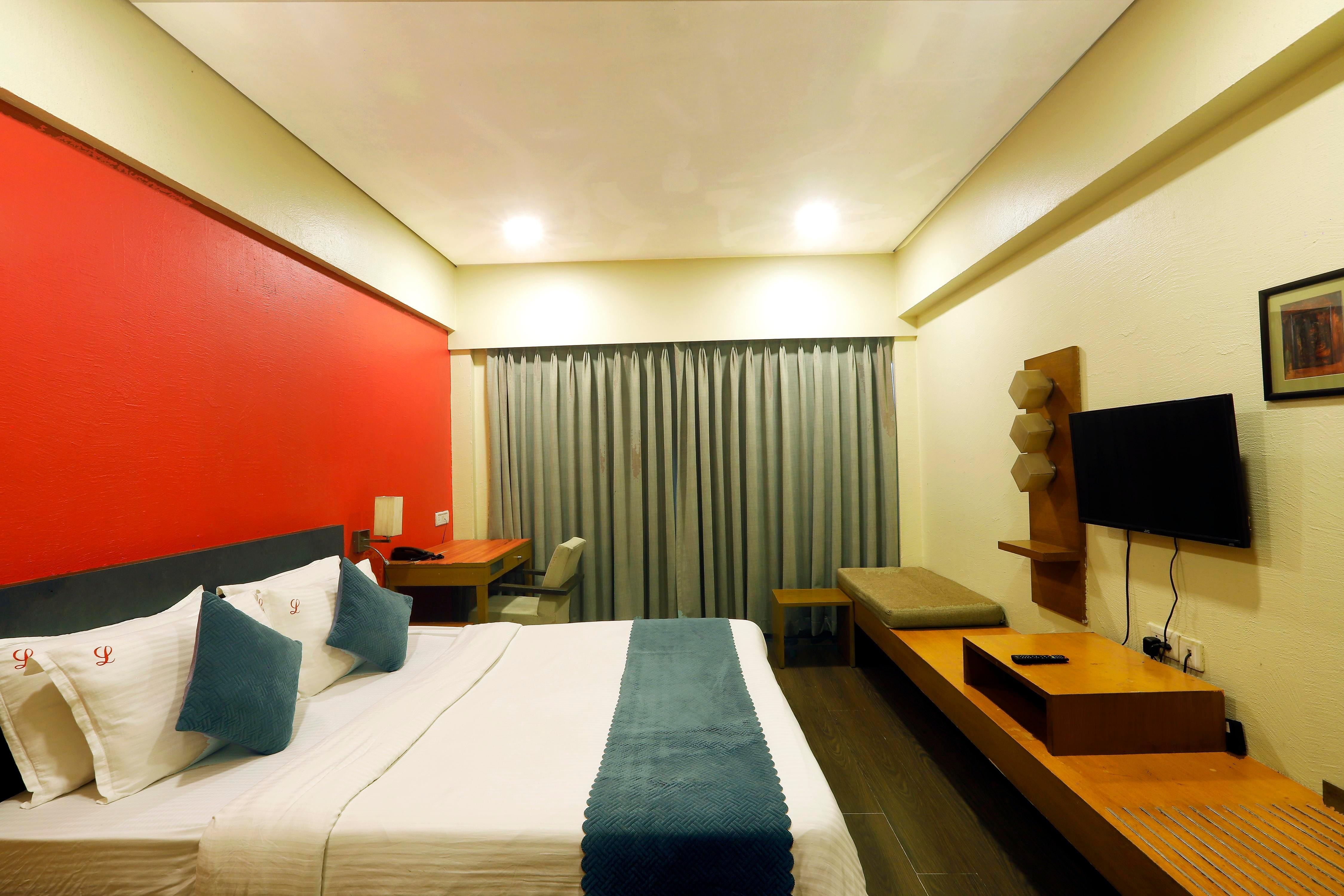 Deluxe King Room With Workdesk 1