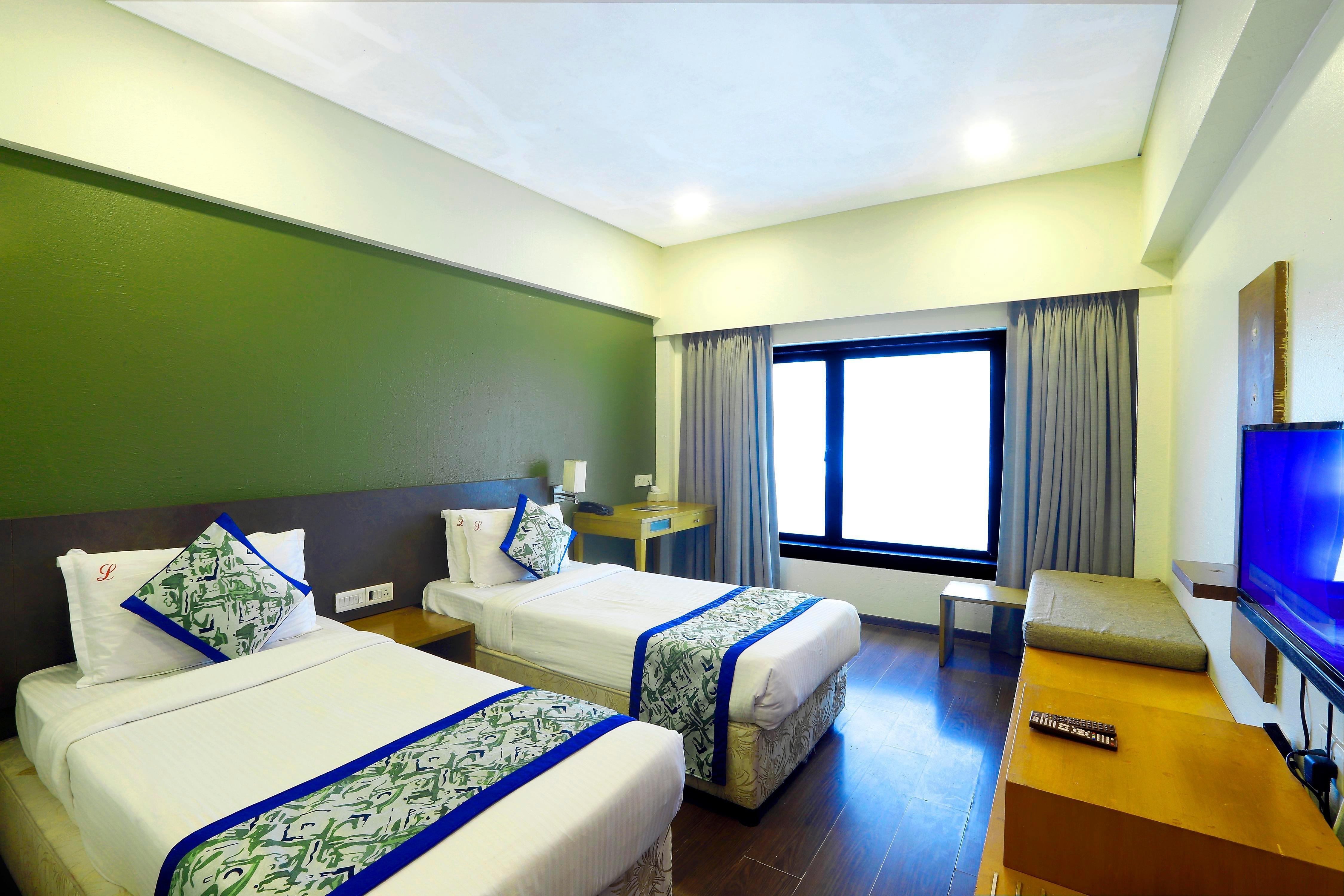 Deluxe Twin Room With Workdesk 1