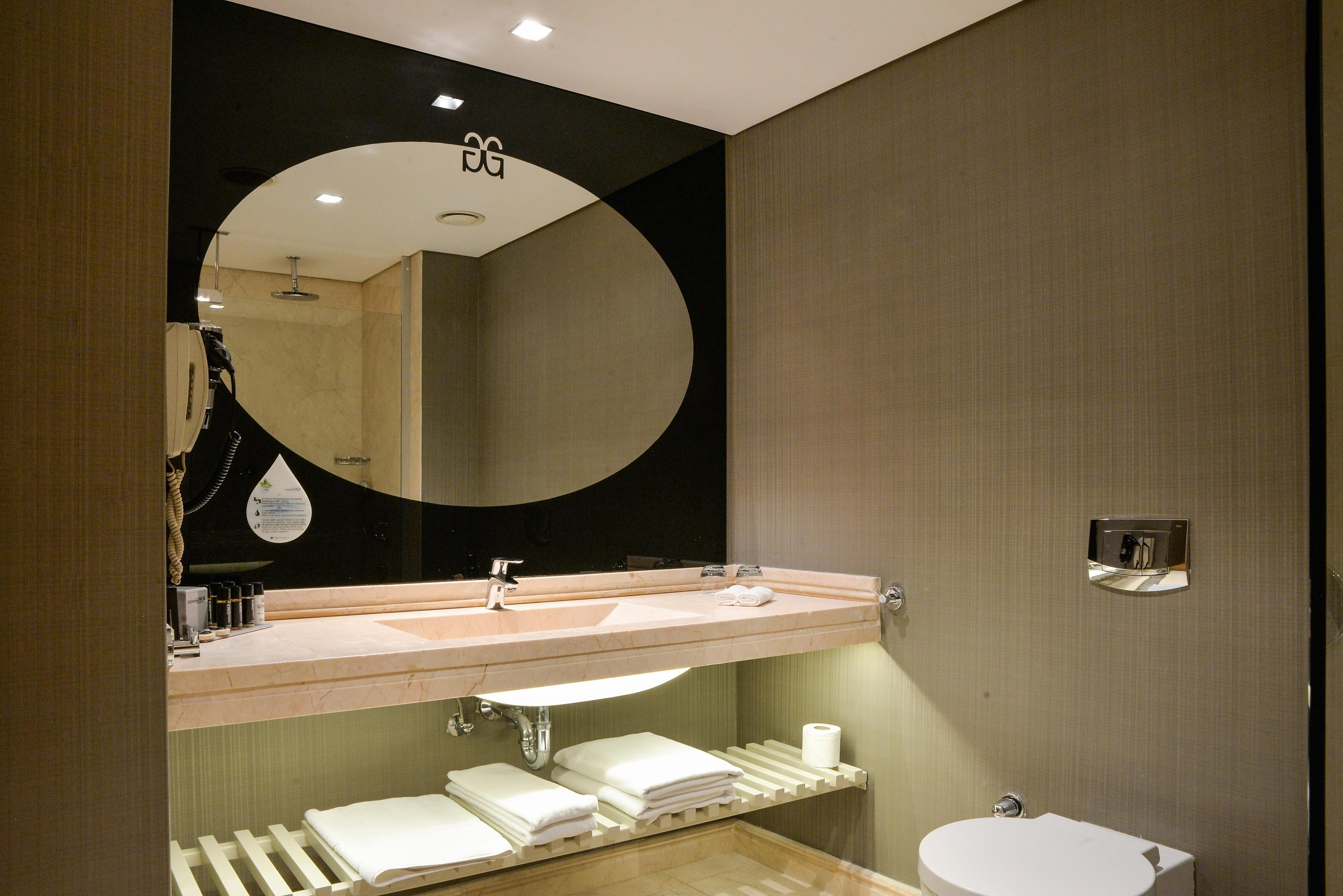 Istanbul Gonen Hotell - Tap to explore photos