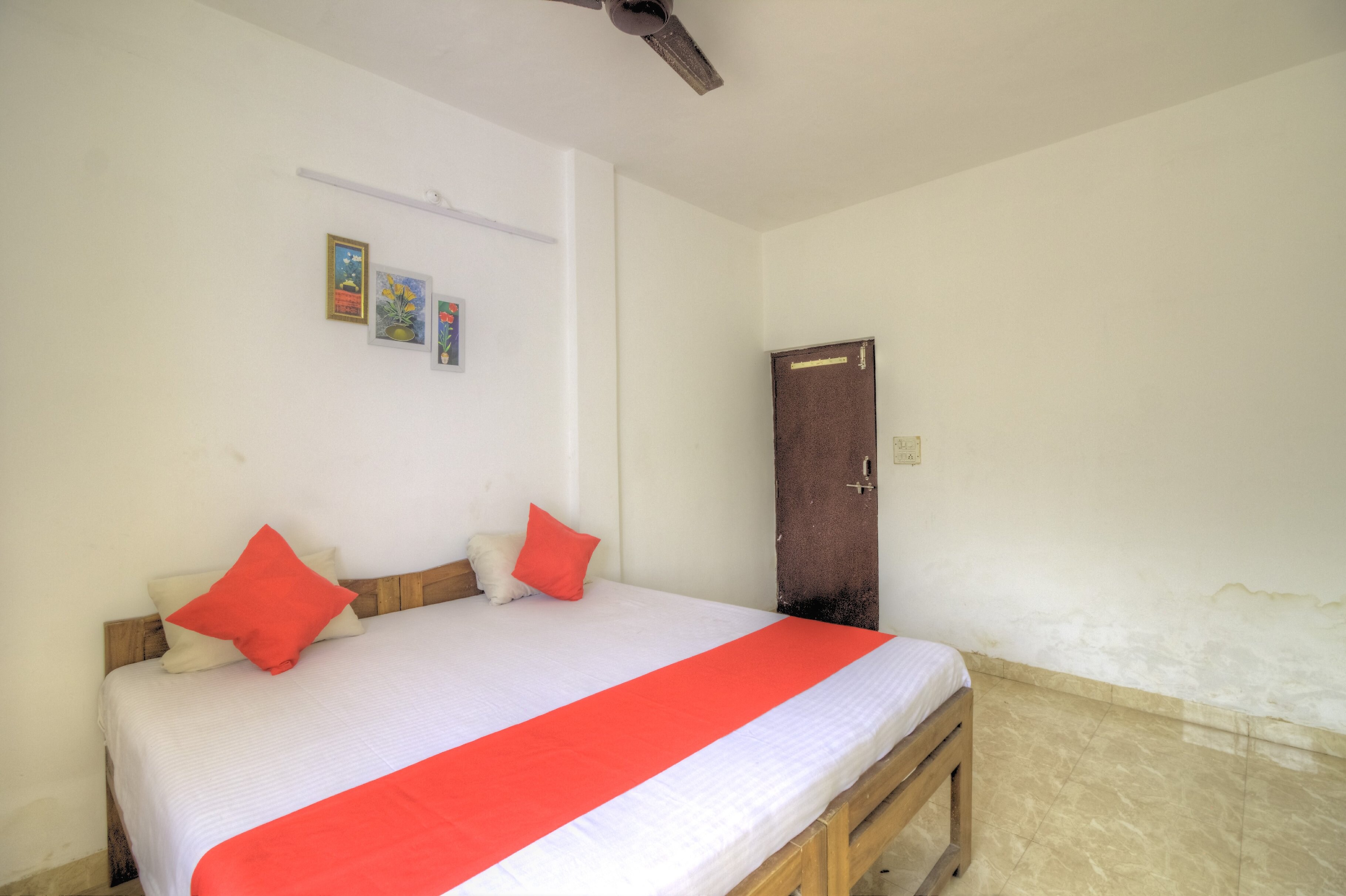 Baga Budget Rooms - Tap to explore photos
