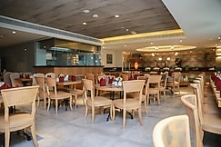 Versailles by Vieras Hotel, دبى
