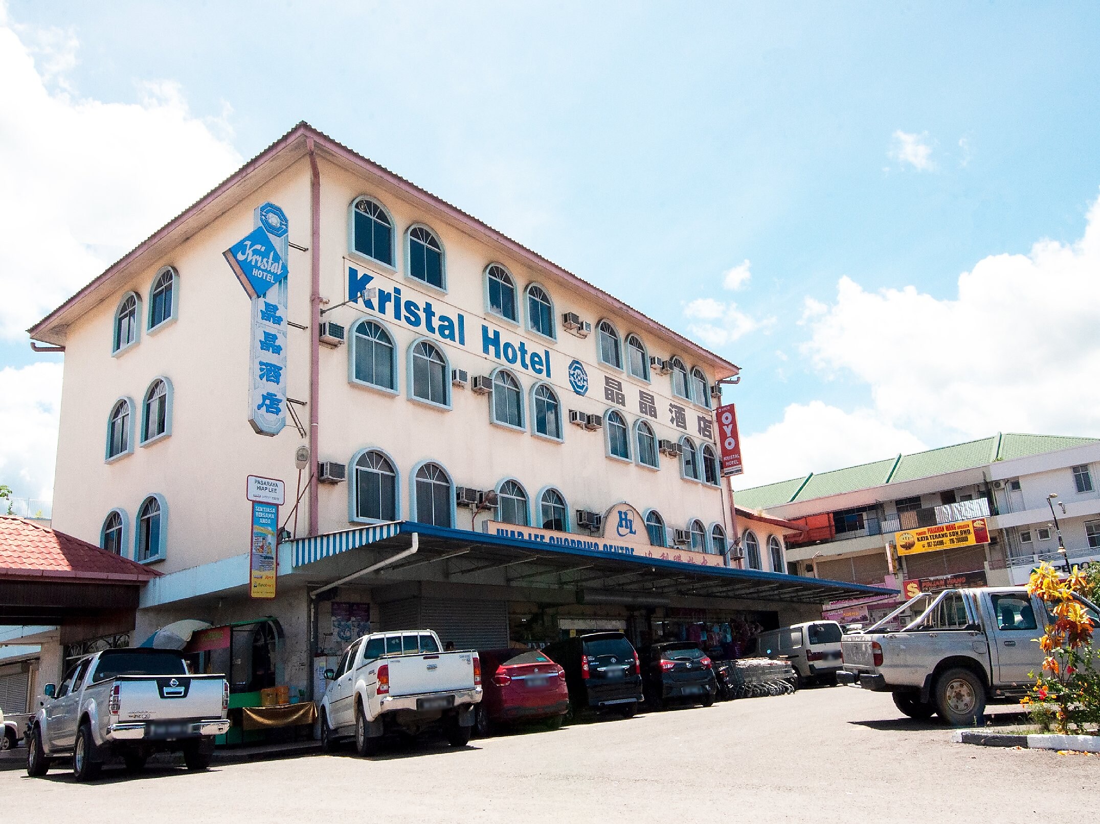 OYO 89577 Kristal Hotel - Tap to explore photos