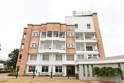 Hotel Elite, Vita