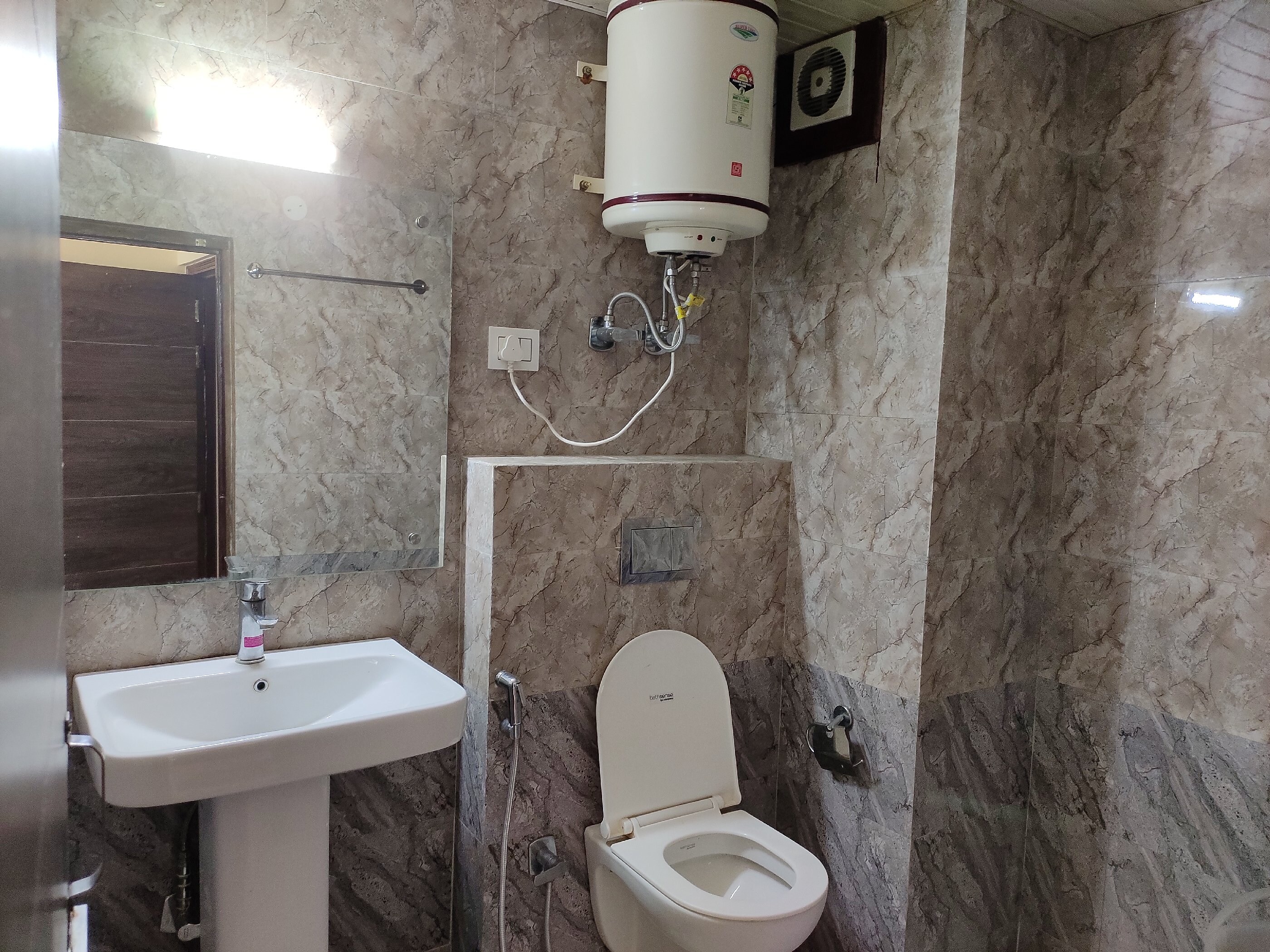 The Wood Inn 𝗕𝗢𝗢𝗞 Shimla Lodge 𝘄𝗶𝘁𝗵 ₹𝟬 𝗣𝗔𝗬𝗠𝗘𝗡𝗧