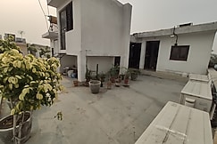 Rooftop Apartment Modern Room with Bathtub, Delhi