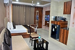Royal Holiday Homes | Restaurant & Wi-Fi, Zirakpur