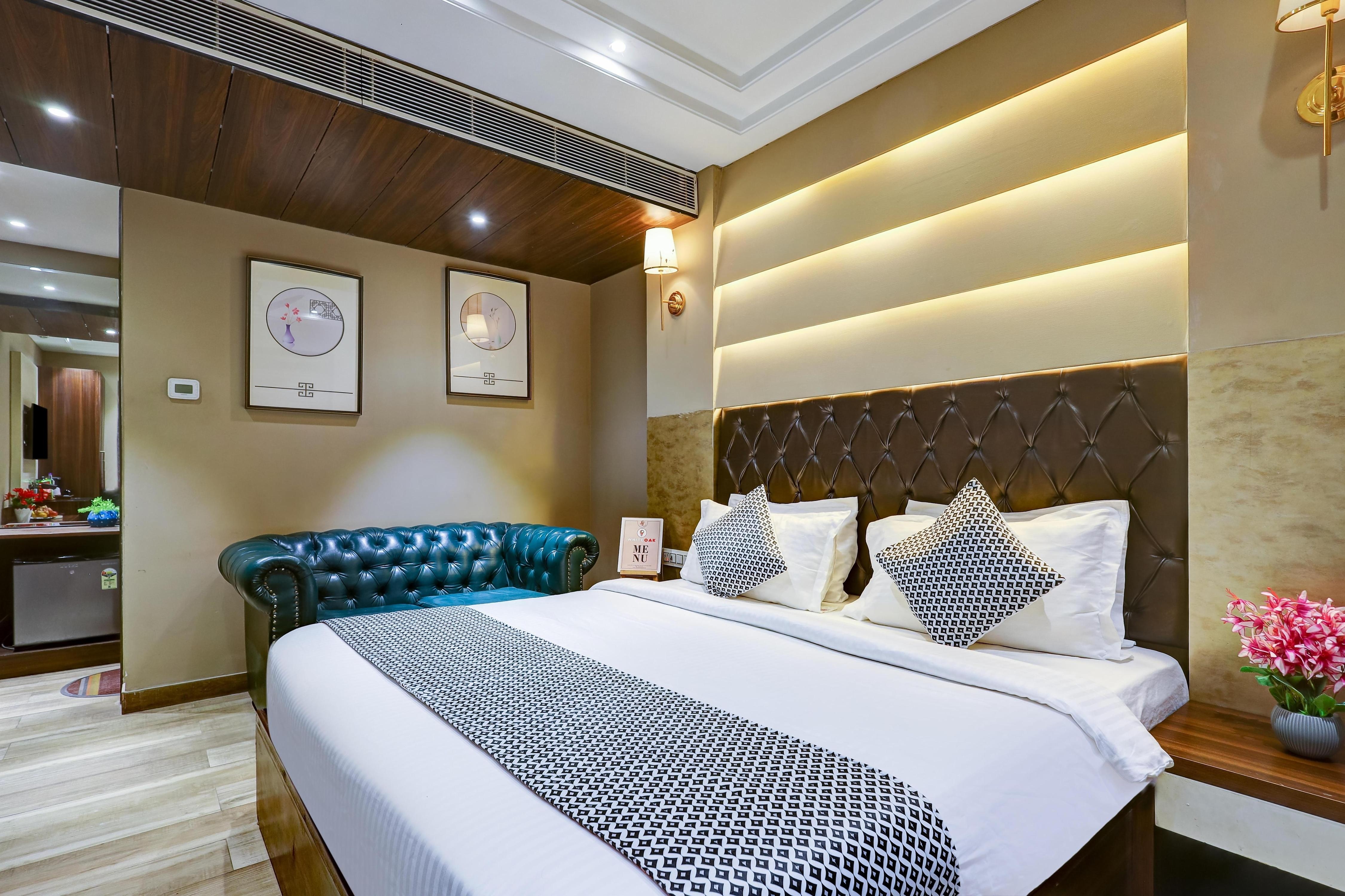 The Oak Plaza With Luxurious Restaurant & Parking - Tap to explore photos
