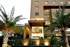 Hotel Cypress, Anand