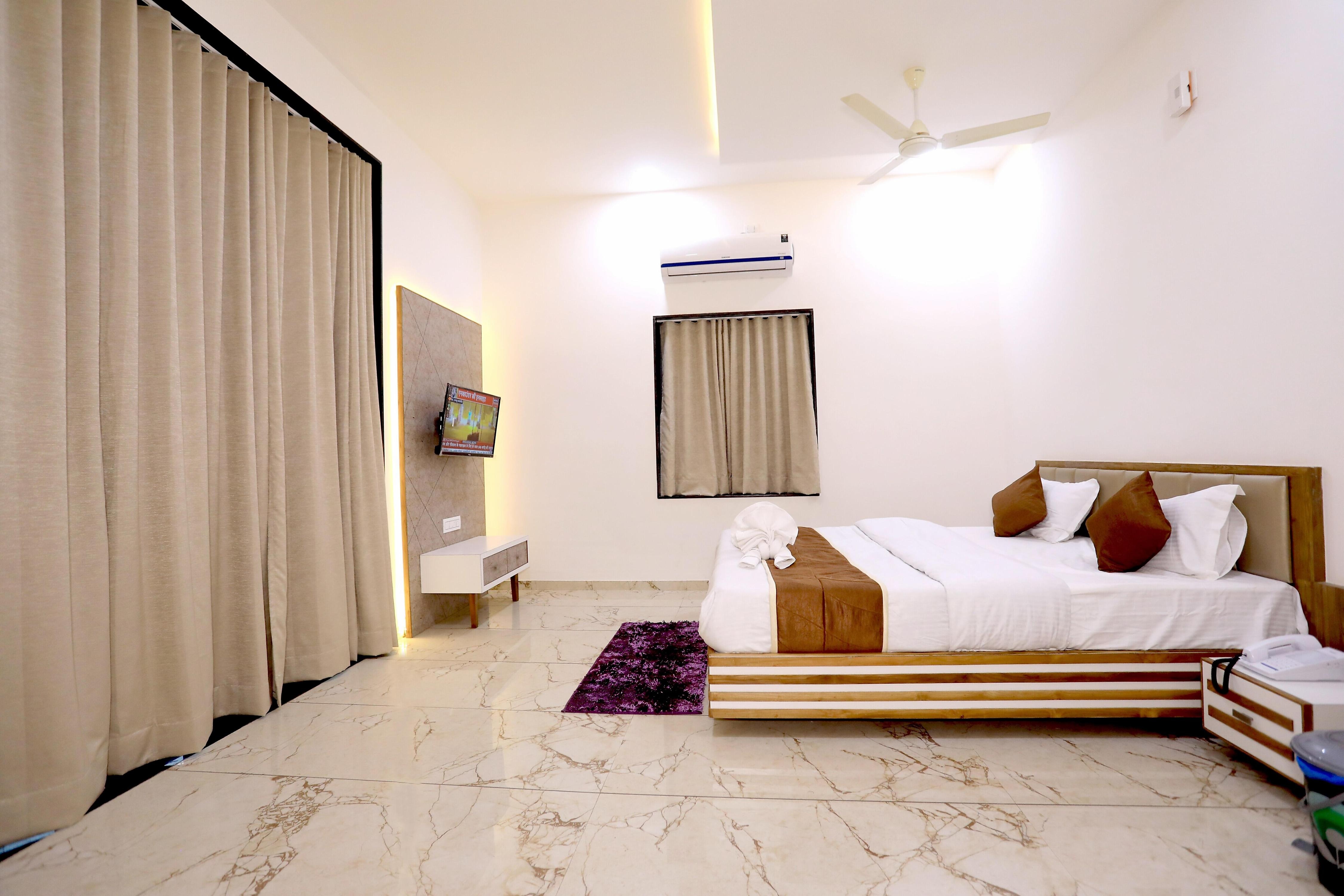Hotel Holiday Rooms - Tap to explore photos