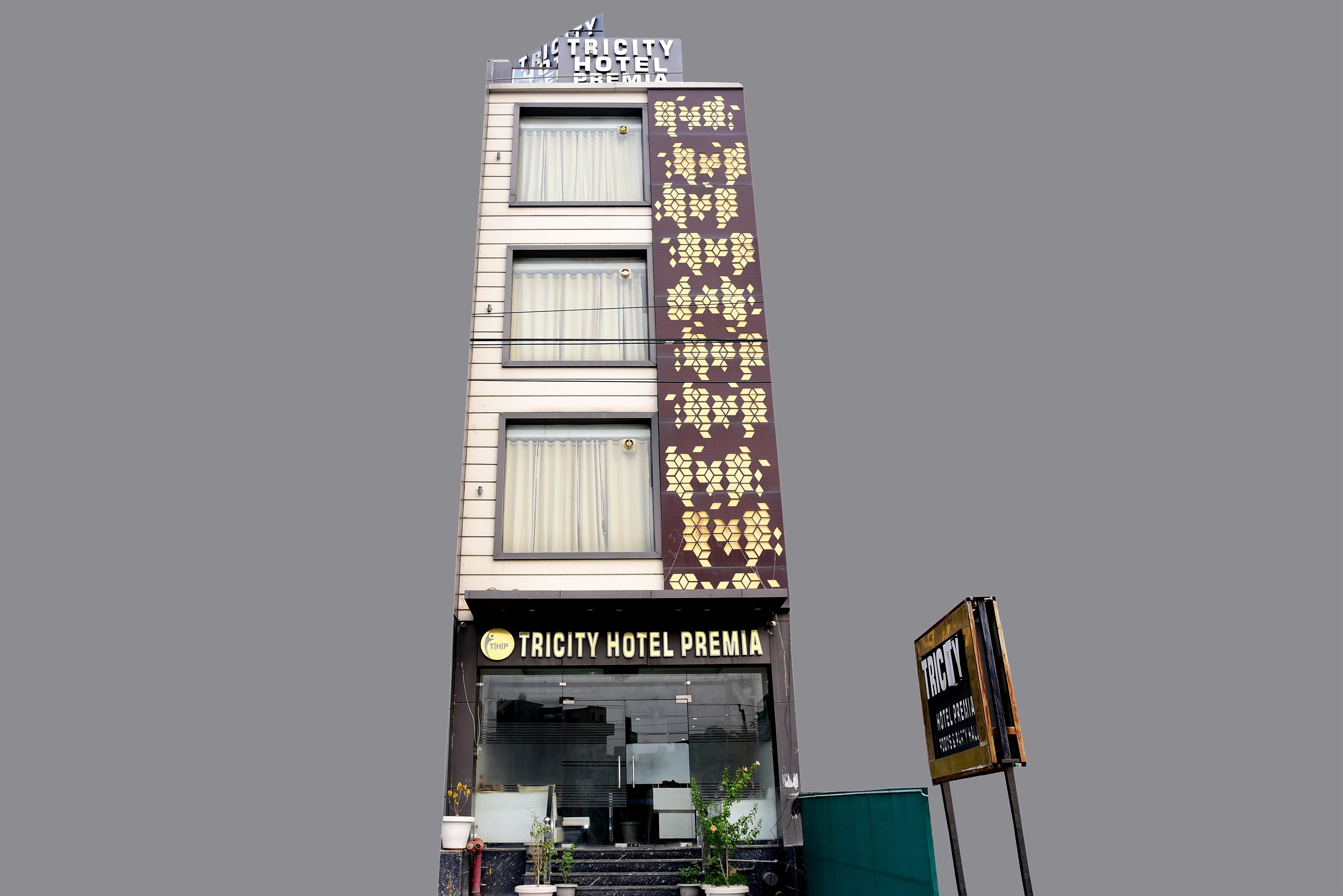 Tricity Hotel Premia - Tap to explore photos