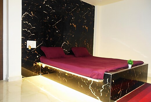 Hotel HCB, 900mtrs From BAM Railway Station