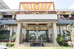 HOTEL WAVES CLUB, Vadodara