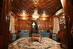 Mughal suit Houseboat, Srinagar