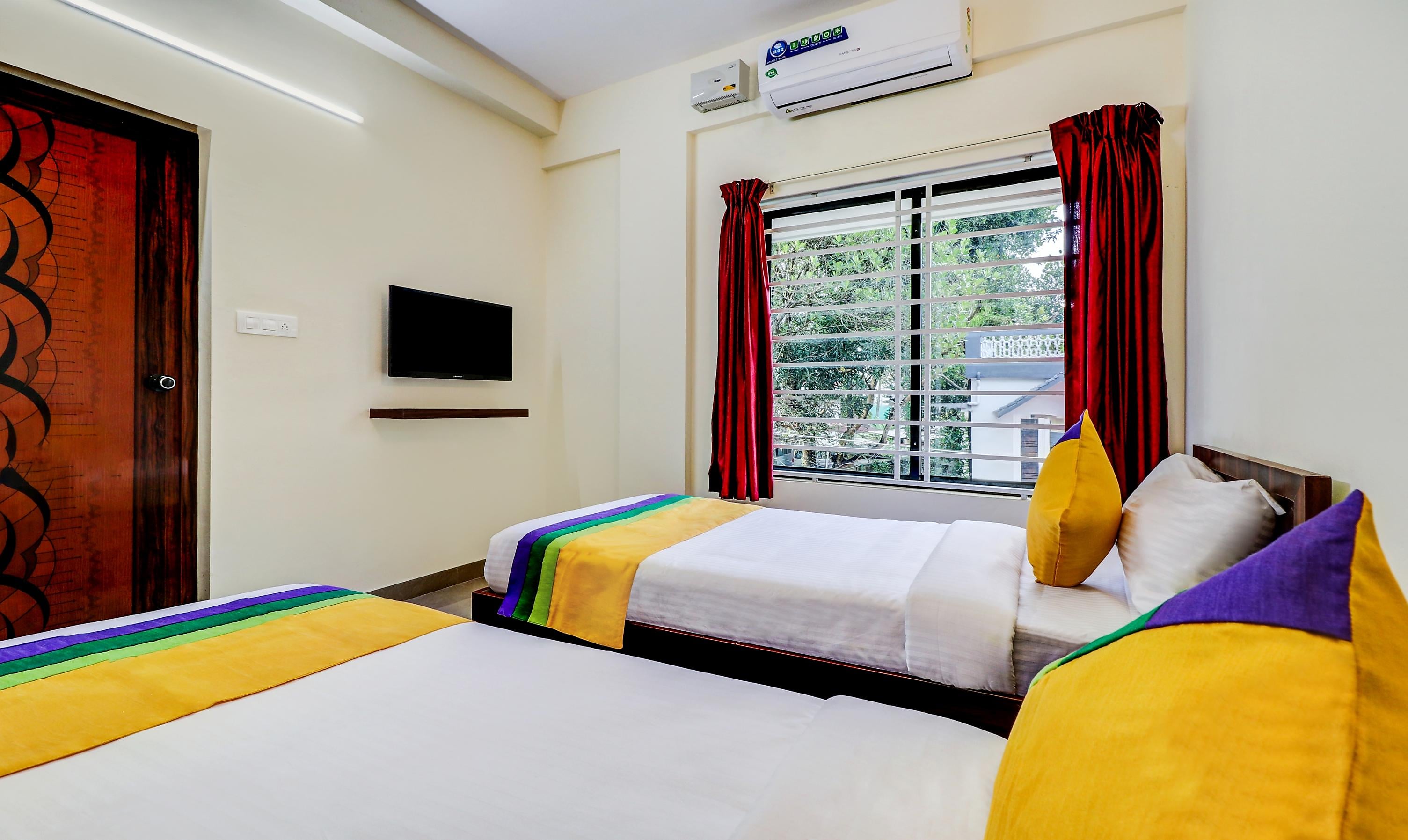 Itsy Hotels Rain Tulsi Stayz, Palarivattom Junction - Tap to explore photos