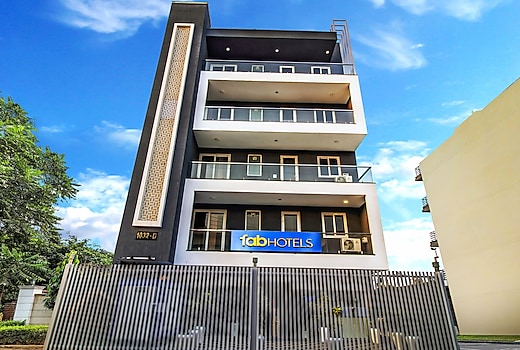 FabHotel Kiara- 400 meters from Medanta hospital