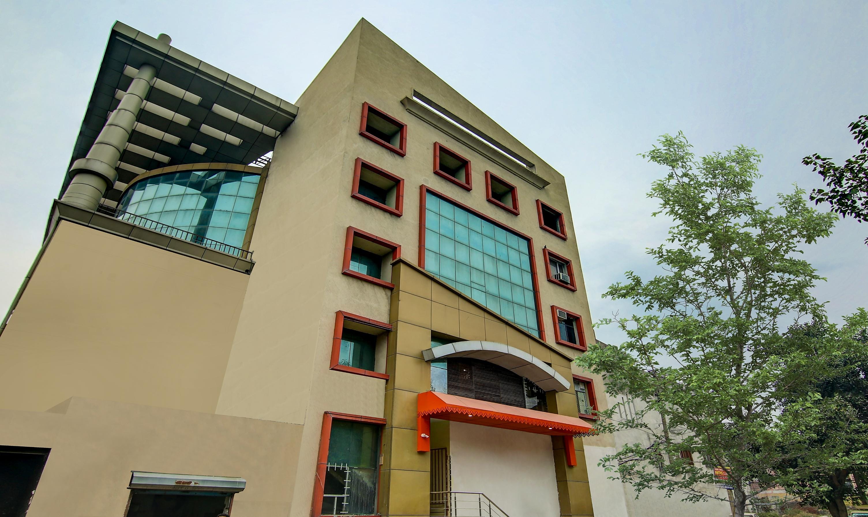 Itsy Hotels Oasis Inn - Tap to explore photos