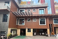 Hotel Maya Deluxe, Una