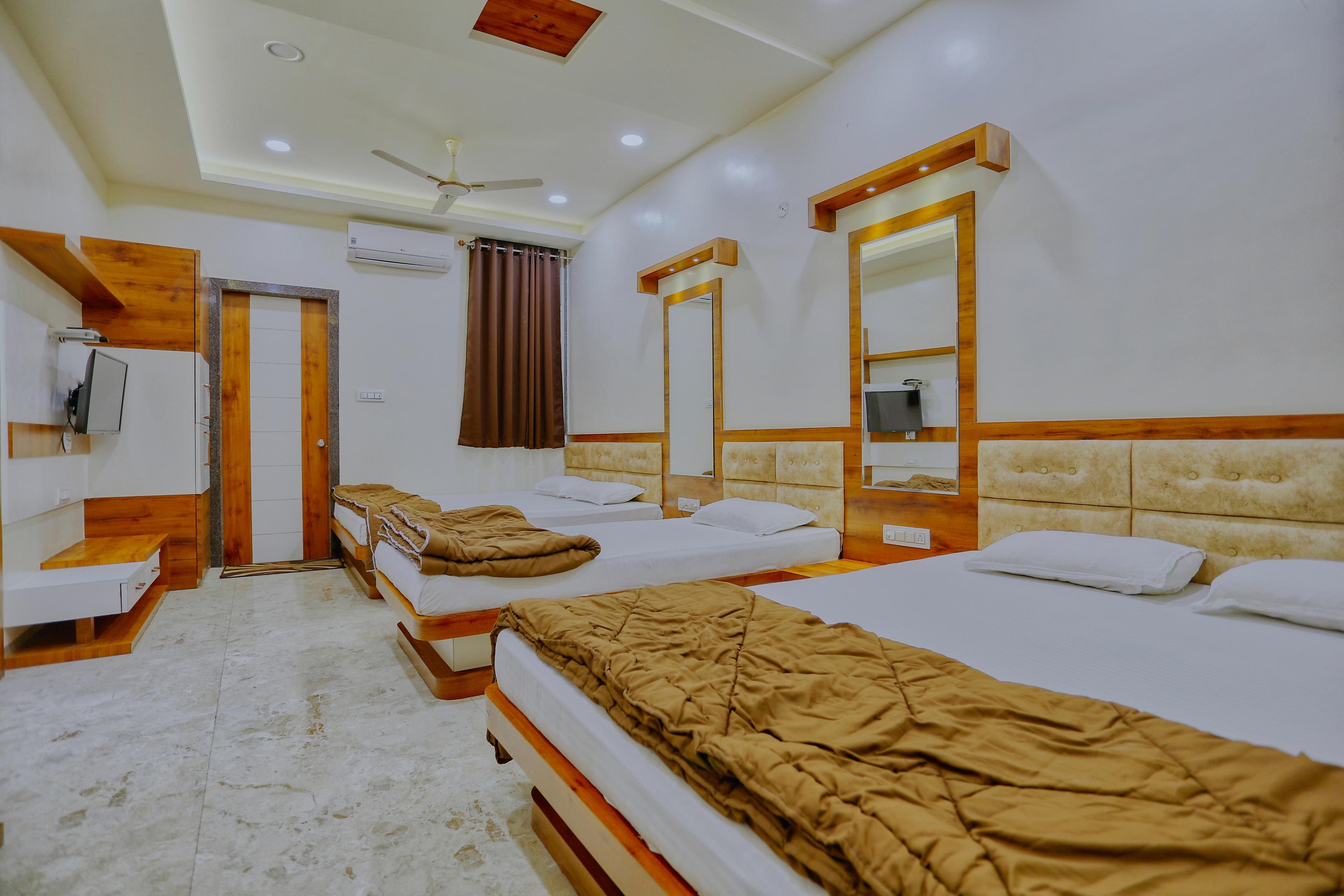 Hotel Manyavar Palace - Tap to explore photos