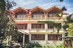 Persimmon Farmstead, Manali