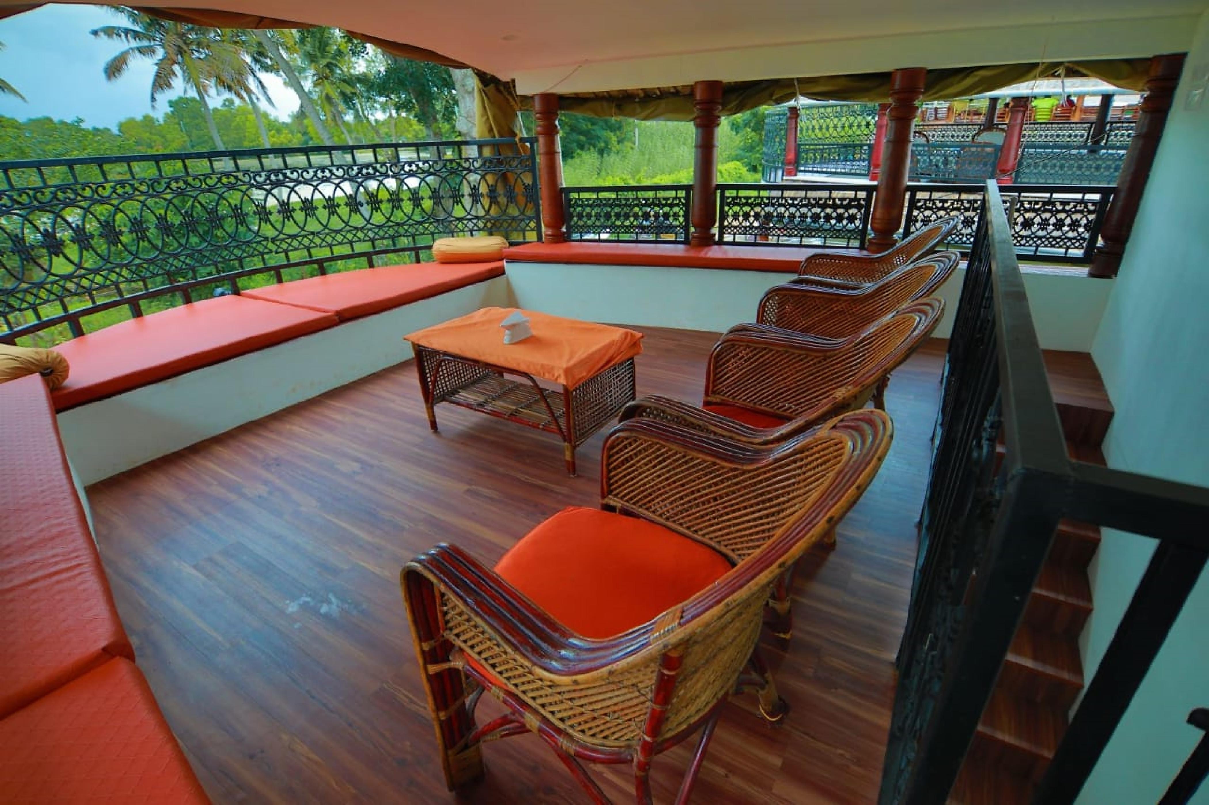 UTH HOME AT LAKE HOUSEBOAT - Tap to explore photos
