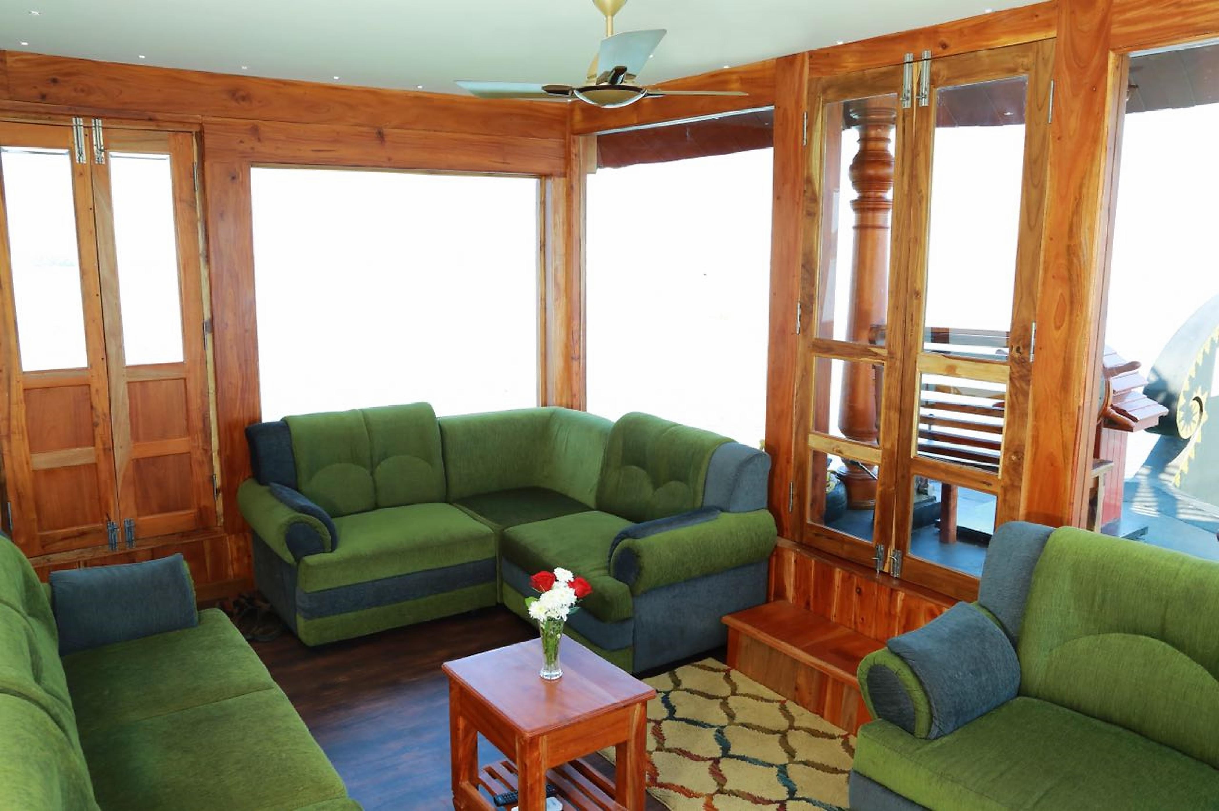 Niche Stays Luxury Houseboats - Tap to explore photos
