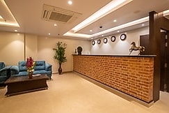 Hotel Palm International, Rapti