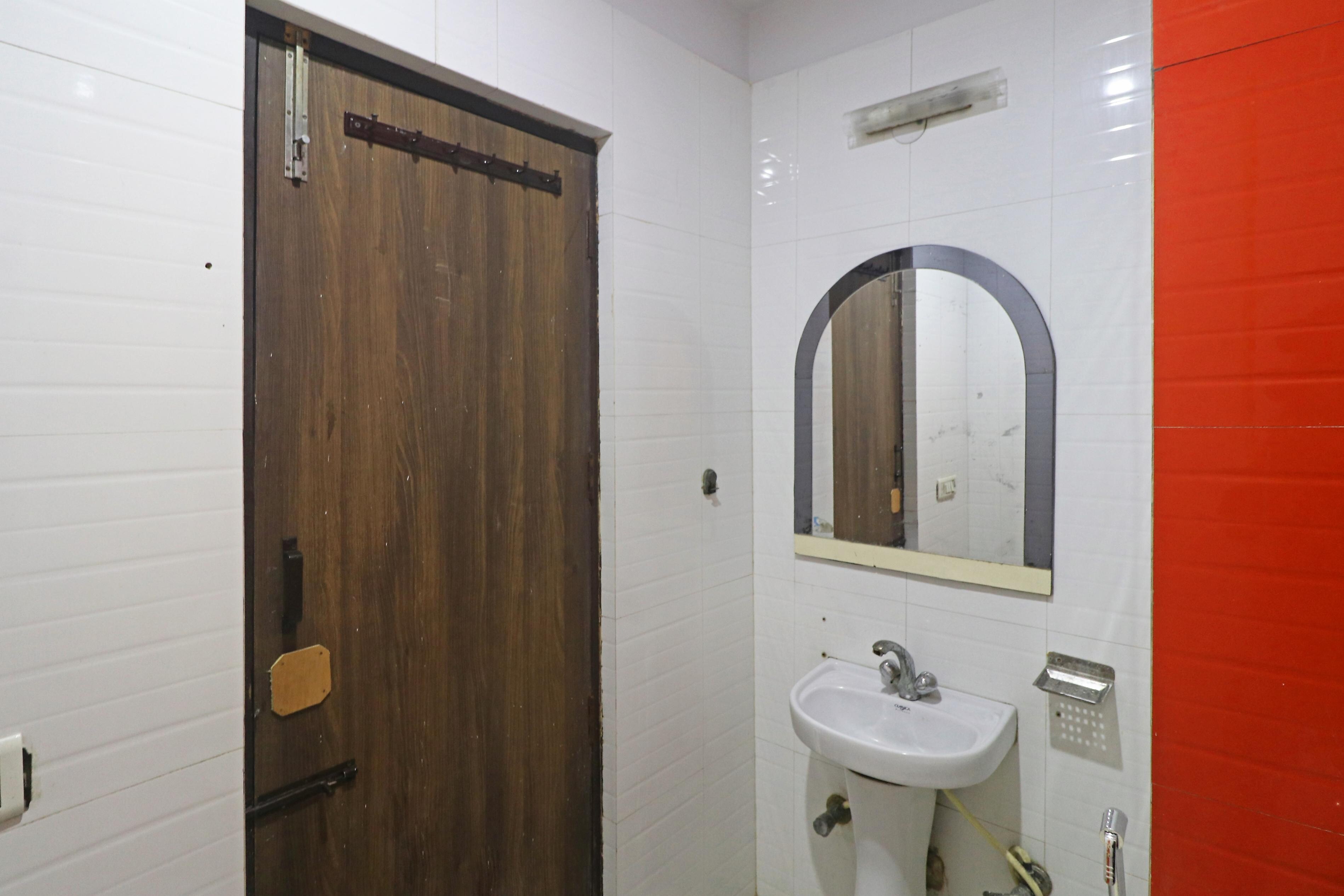 Hotel Link @ Delhi IGi Airport Main Road - Tap to explore photos
