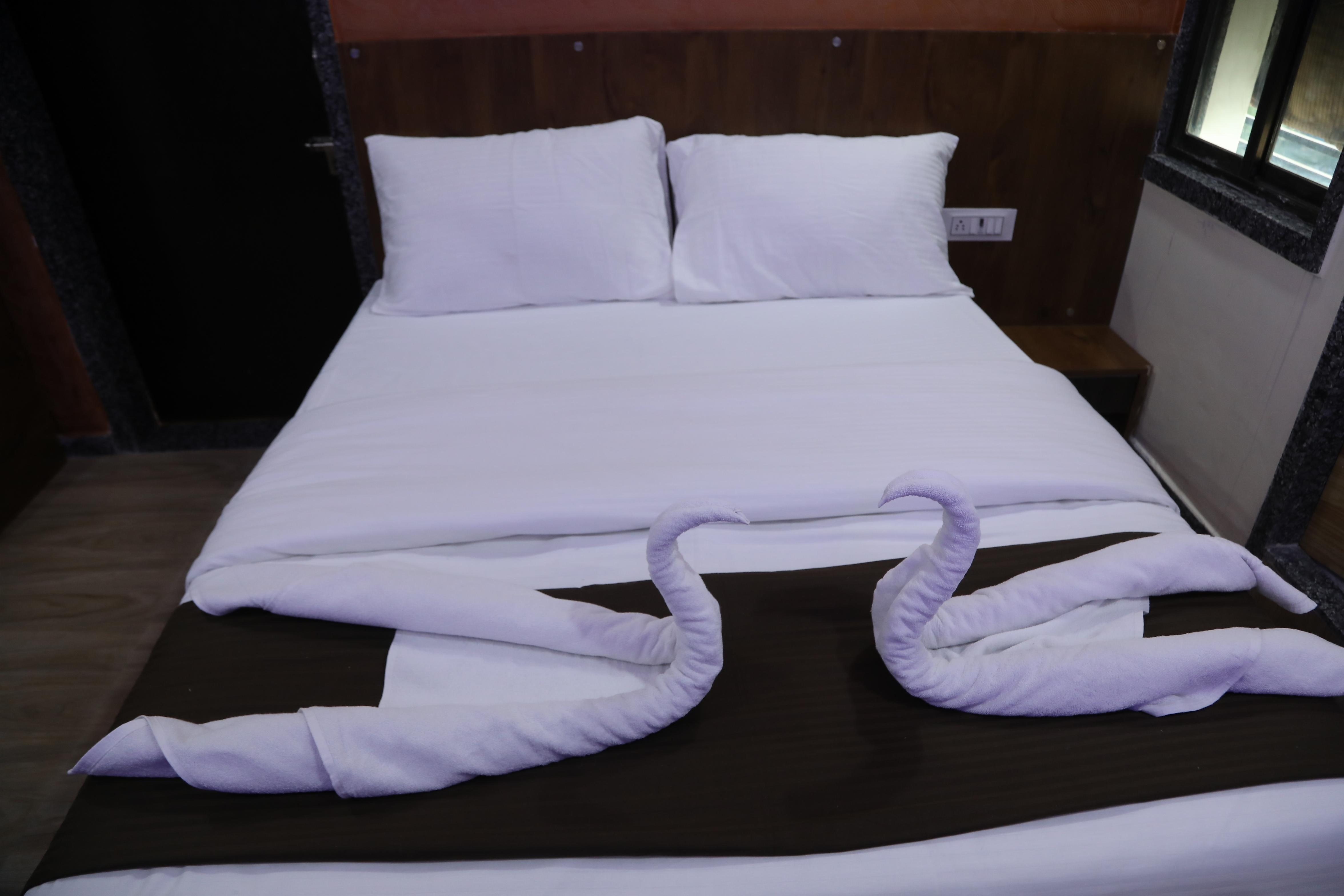 Hotel Giriraj Room&restro - Tap to explore photos