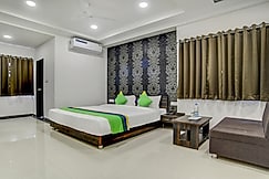 Treebo Grand Euro Pipliyahana Square, Sanwer