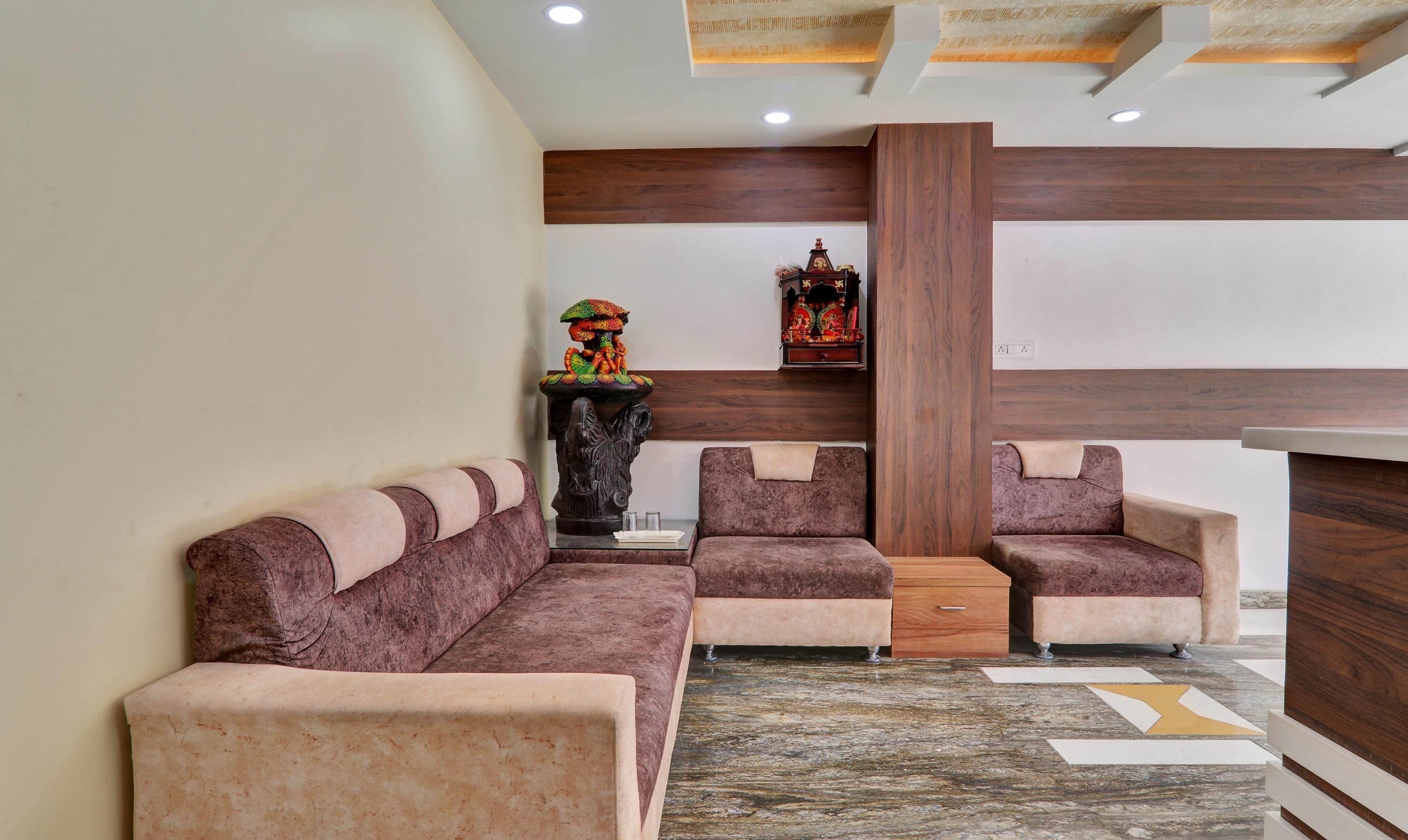 Itsy Hotels Royal Galaxy - Tap to explore photos