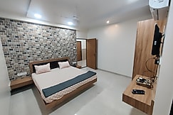 Hotel Royal Challenge, Malegaon