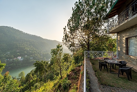 Lake View 3bhk villa with shared pool| Waking Dream by Roam Home