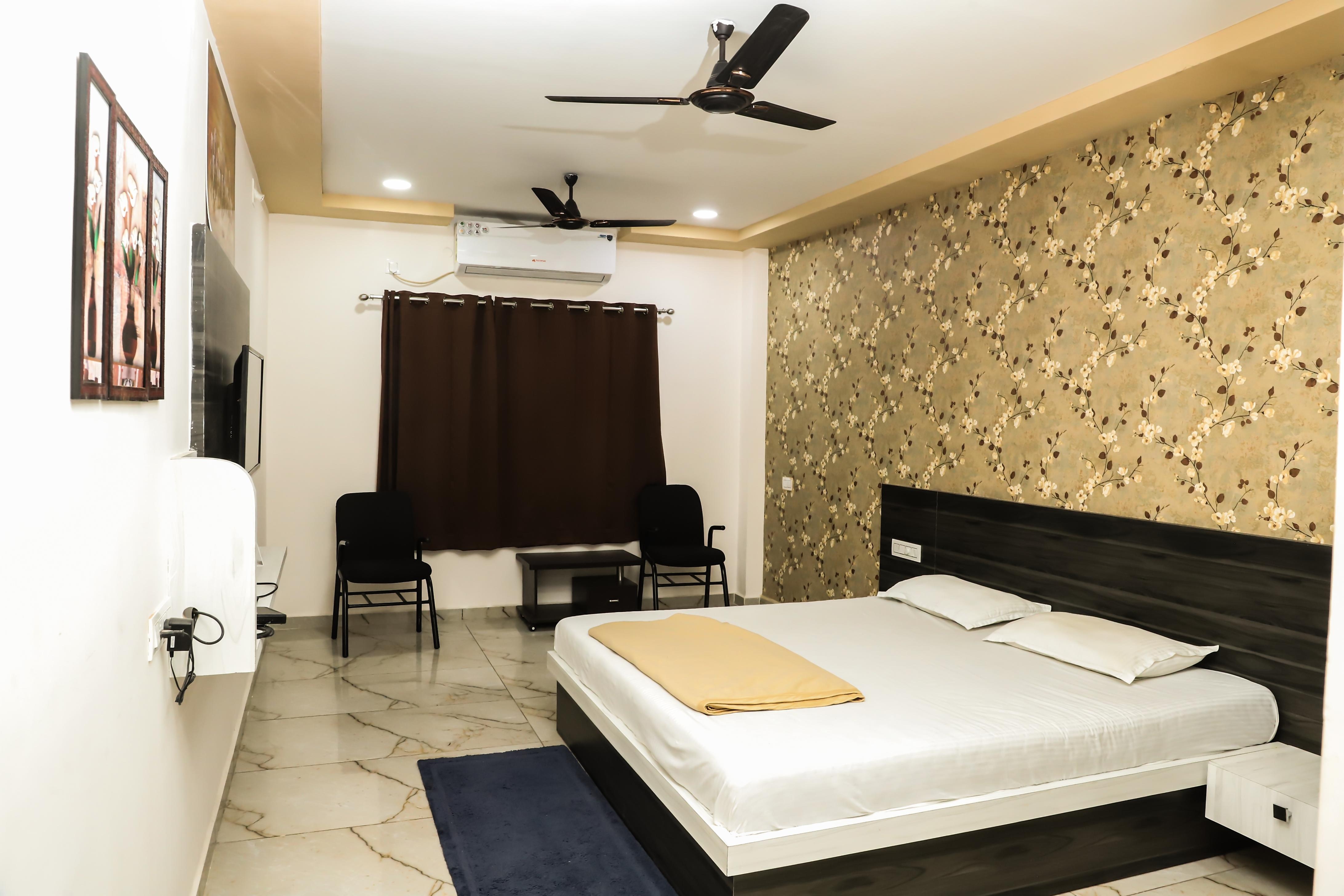 OM GAURI RESTAURANT & ROOMS - Tap to explore photos