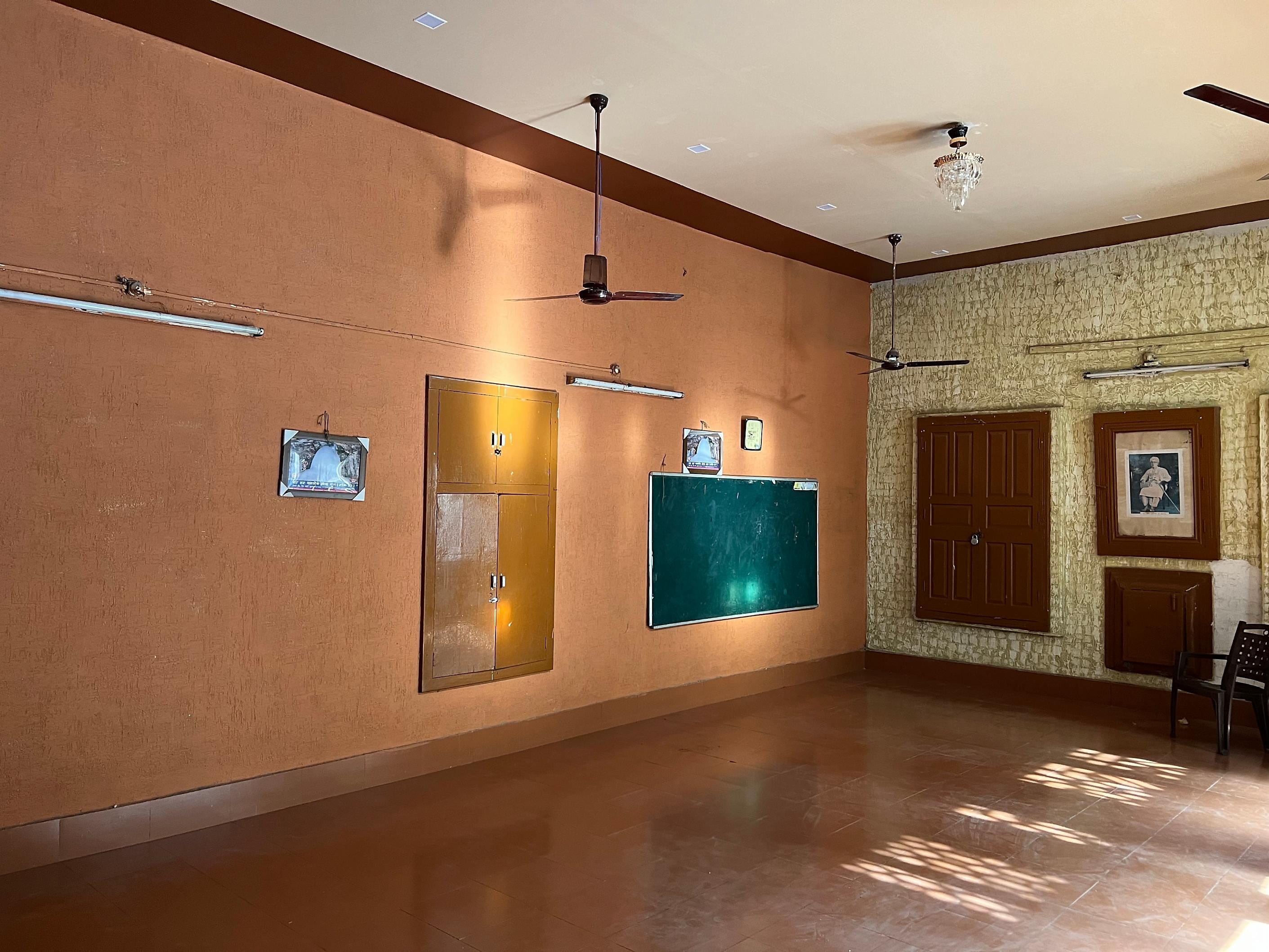 Kaudu Mal Sarai - Tap to explore photos