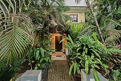 The Bumblebee - 3BHK with pool, Candolim, Goa by Groovy Hippo Stays, Goa