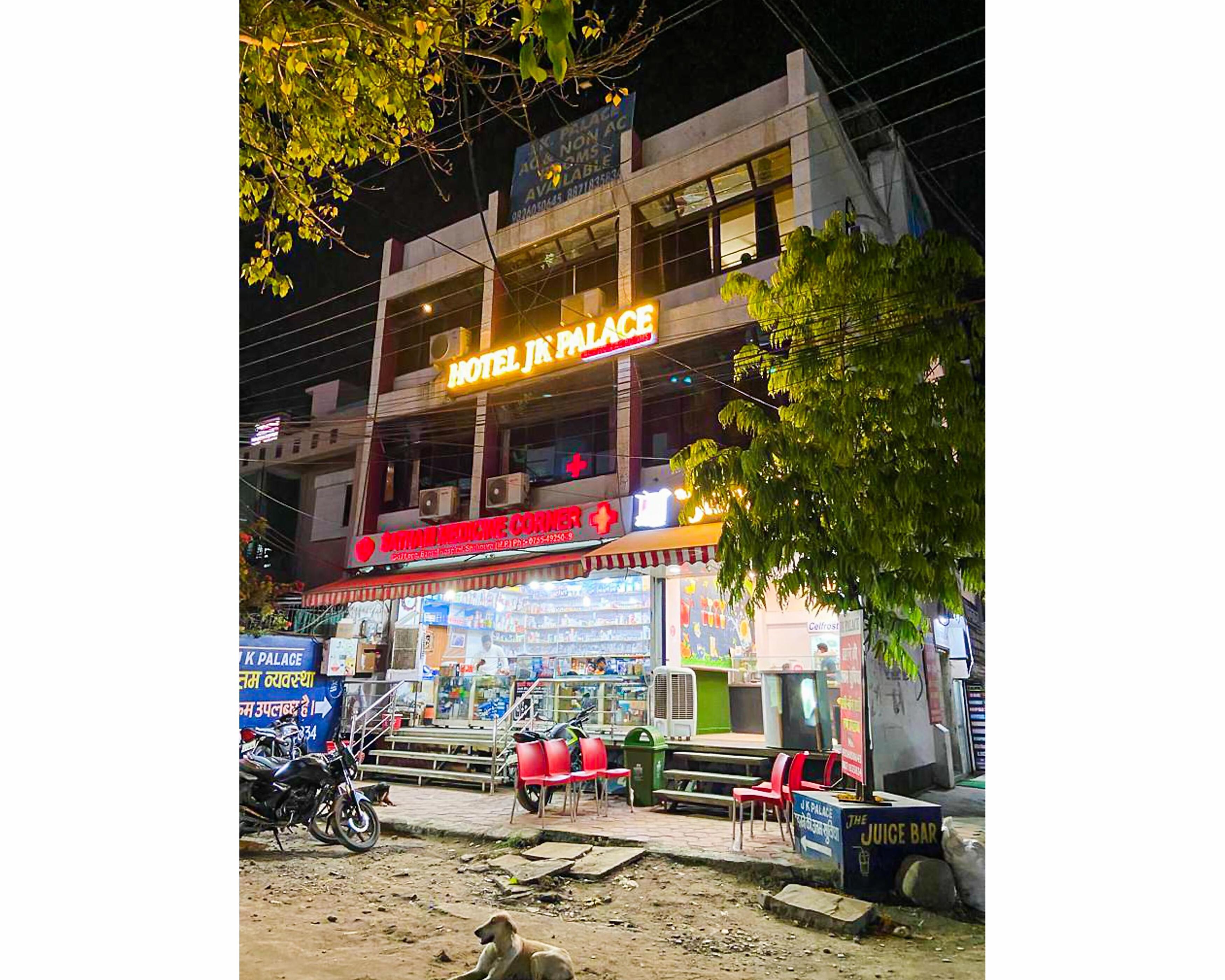 JK Palace By WB Inn - Tap to explore photos