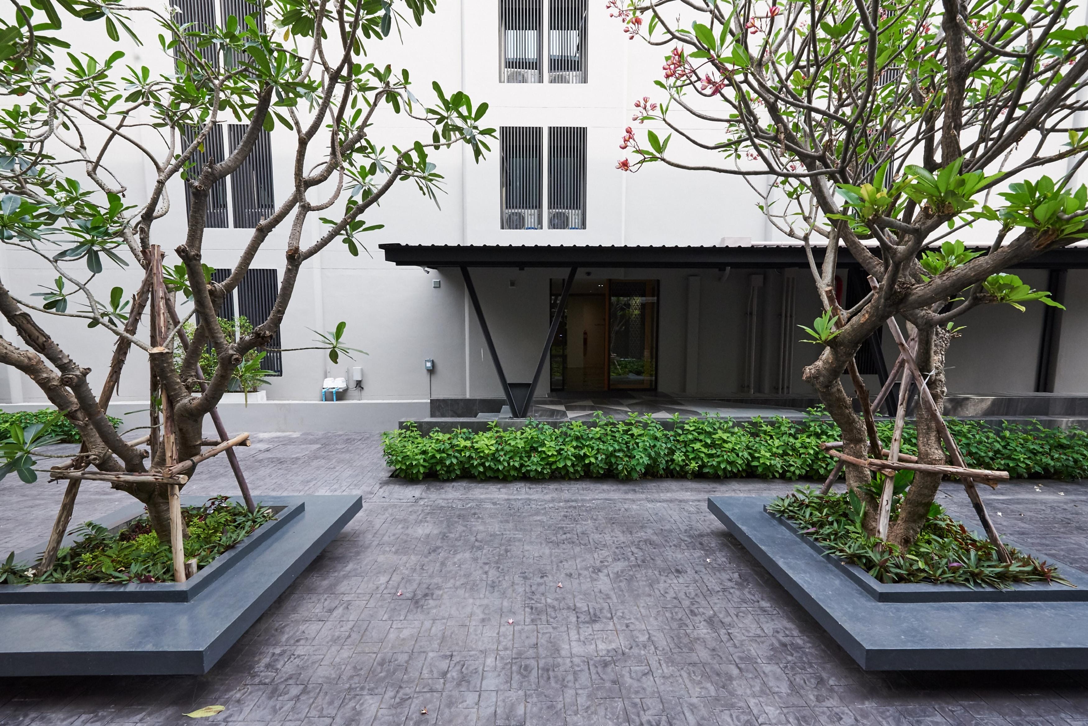 Almas Hotel Bangkok - Tap to explore photos